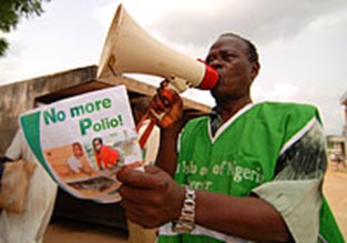 @UNICEF NIGERIA/2009/MORGAN; MADOGA OGUN, NIGERIA, 30 MARCH 2009: Town crier Shoe Wasino urges families to bring their children to be immunized in Nigeria’s national polio vaccination campaign.