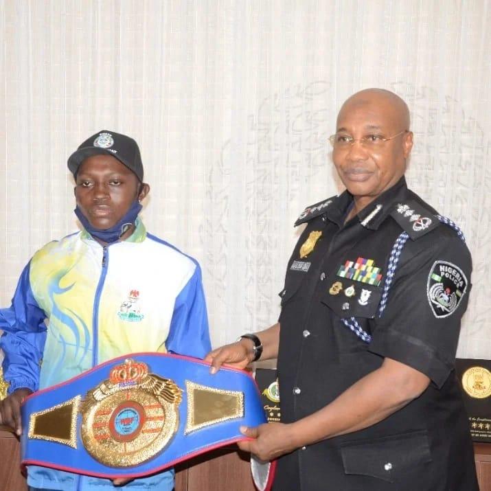 IGP USMAN RECEIVES POLICE COSNTABLE MARY YETUNDE AINA AT FHQ ABUJA.